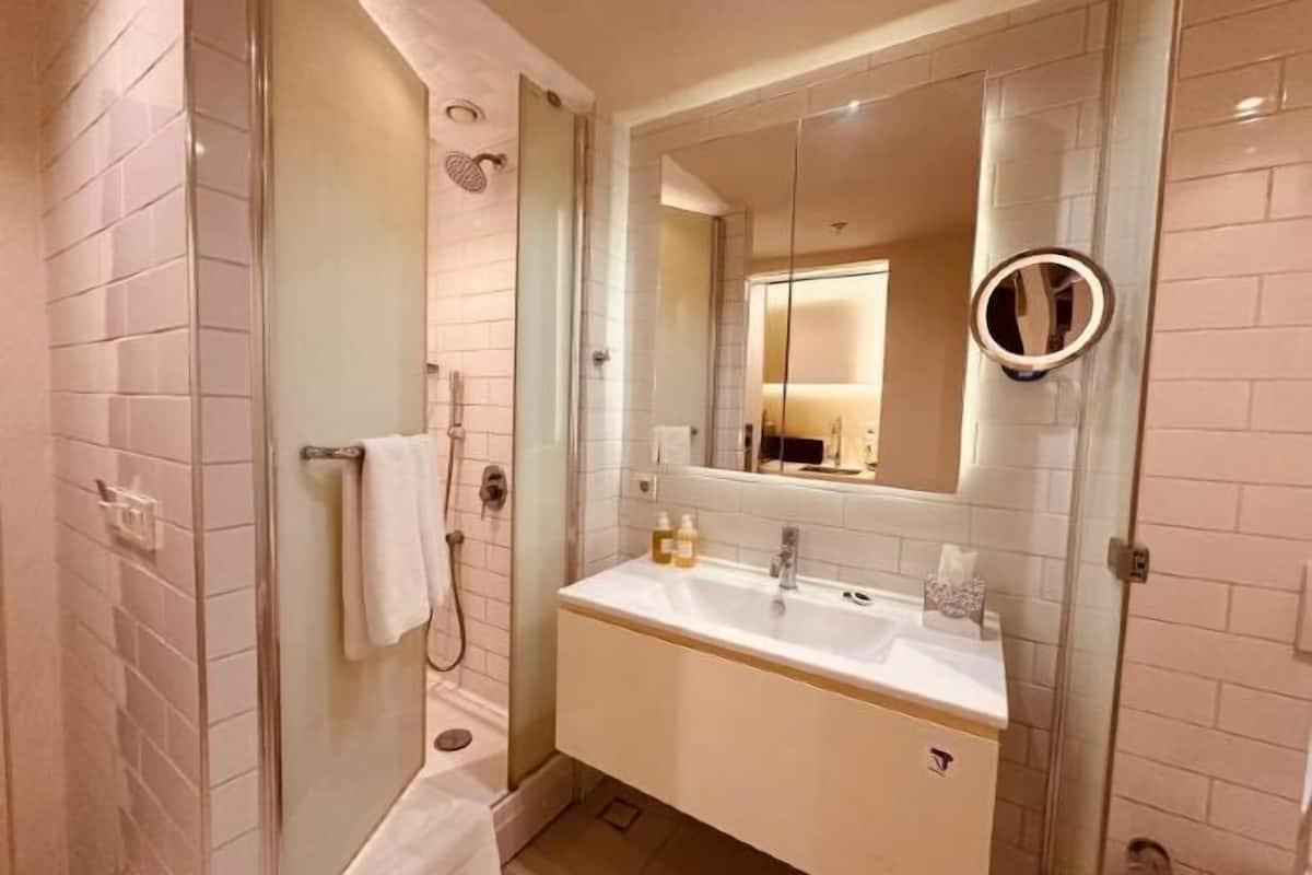Bagno | Doccia, soffione a pioggia, pantofole, asciugamani