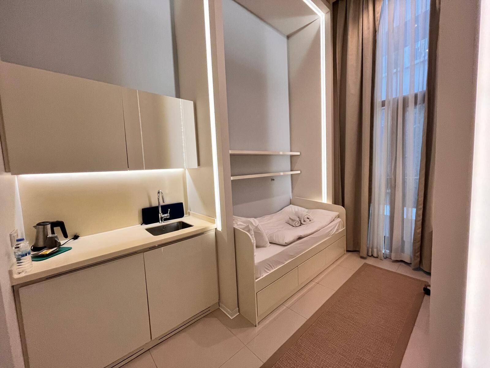 Standard Single Room, Bathtub Grab Bars | Premium bedding, in-room safe, desk, soundproofing