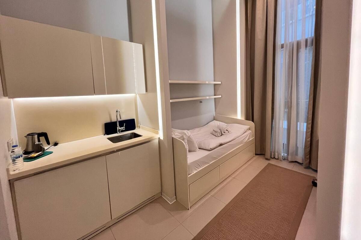 Habitación individual estándar, barras de apoyo en la bañera | Ropa de cama de alta calidad, caja fuerte, escritorio