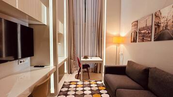 Dobbeltrom – standard, 1 kingsize-seng | Oppholdsområde | En 35-tommers smart-TV med Parabol-TV