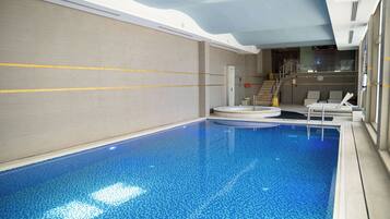 Una piscina cubierta