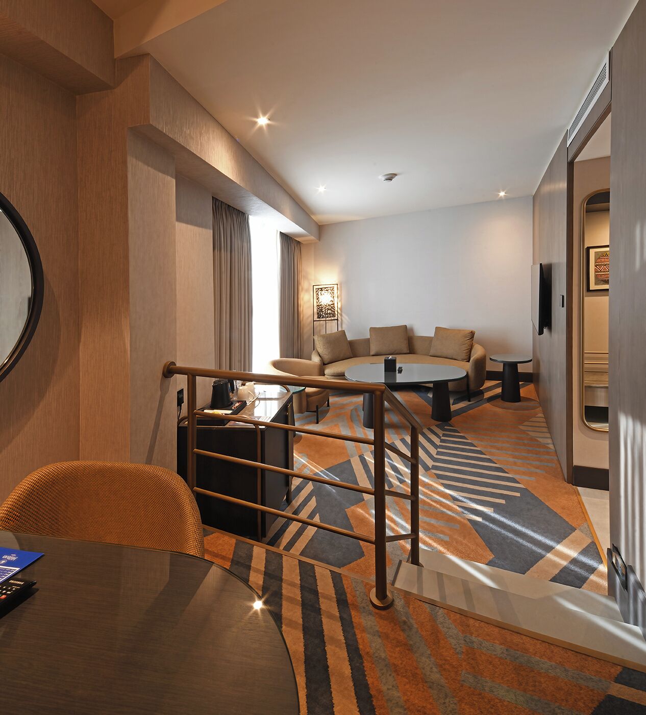 Suite Prestige, 1 très grand lit | Aire de séjour | Téléviseur connecté de 55 po avec télévision par satellite, téléviseur