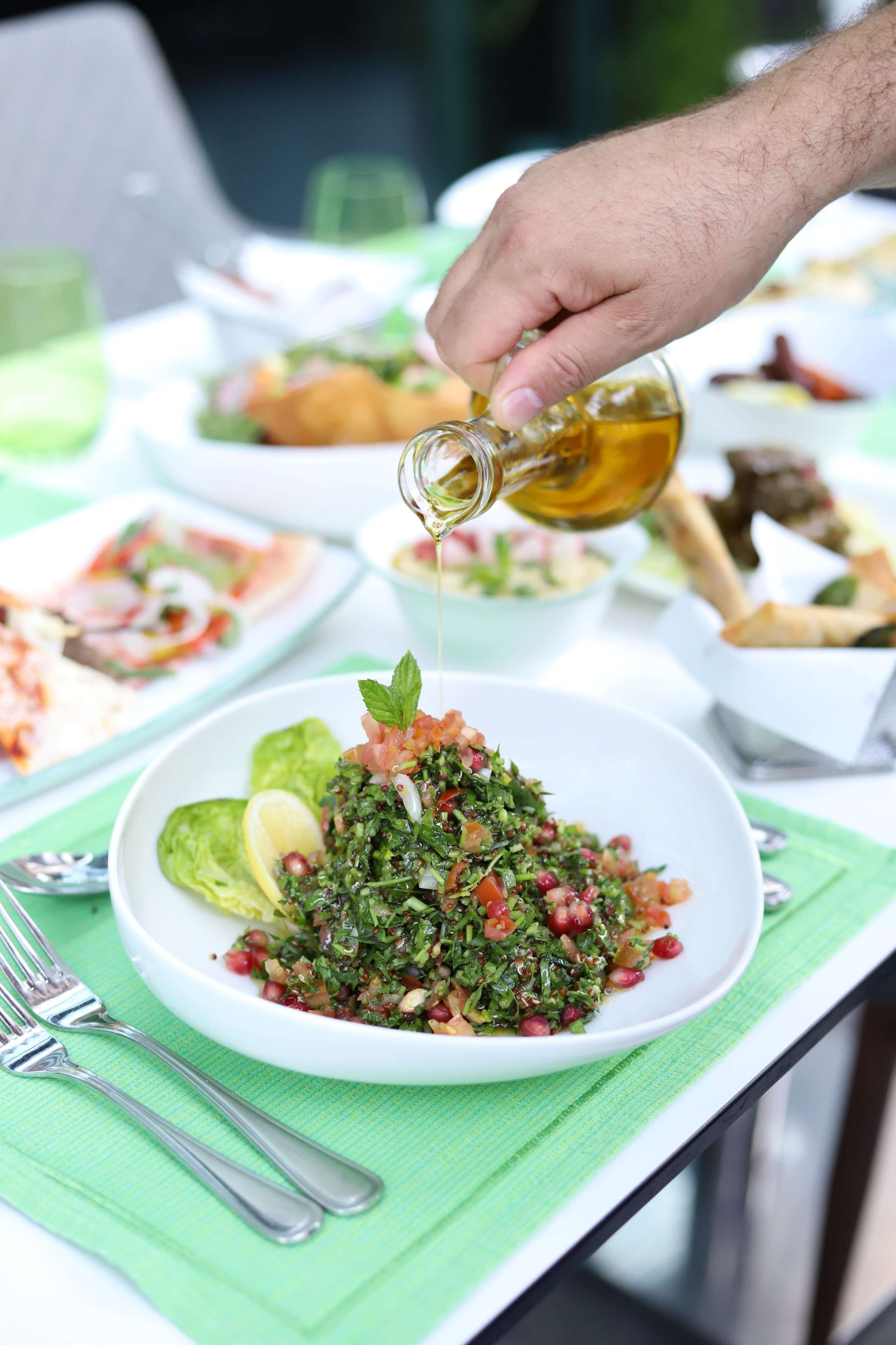 6 restaurants, dinner served