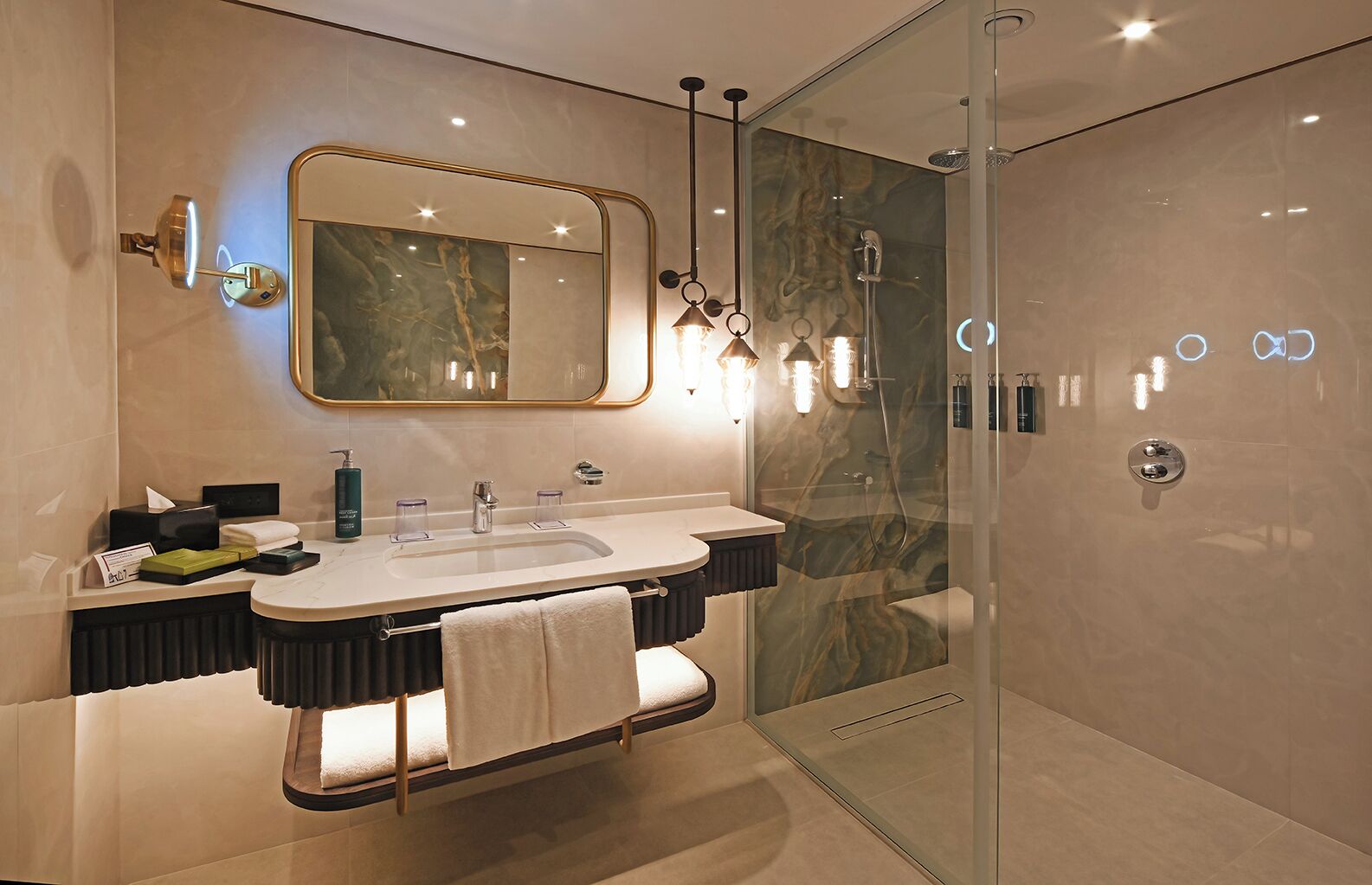 Un baño moderno con tocador doble, un espejo grande y cabina de ducha con mampara de vidrio.