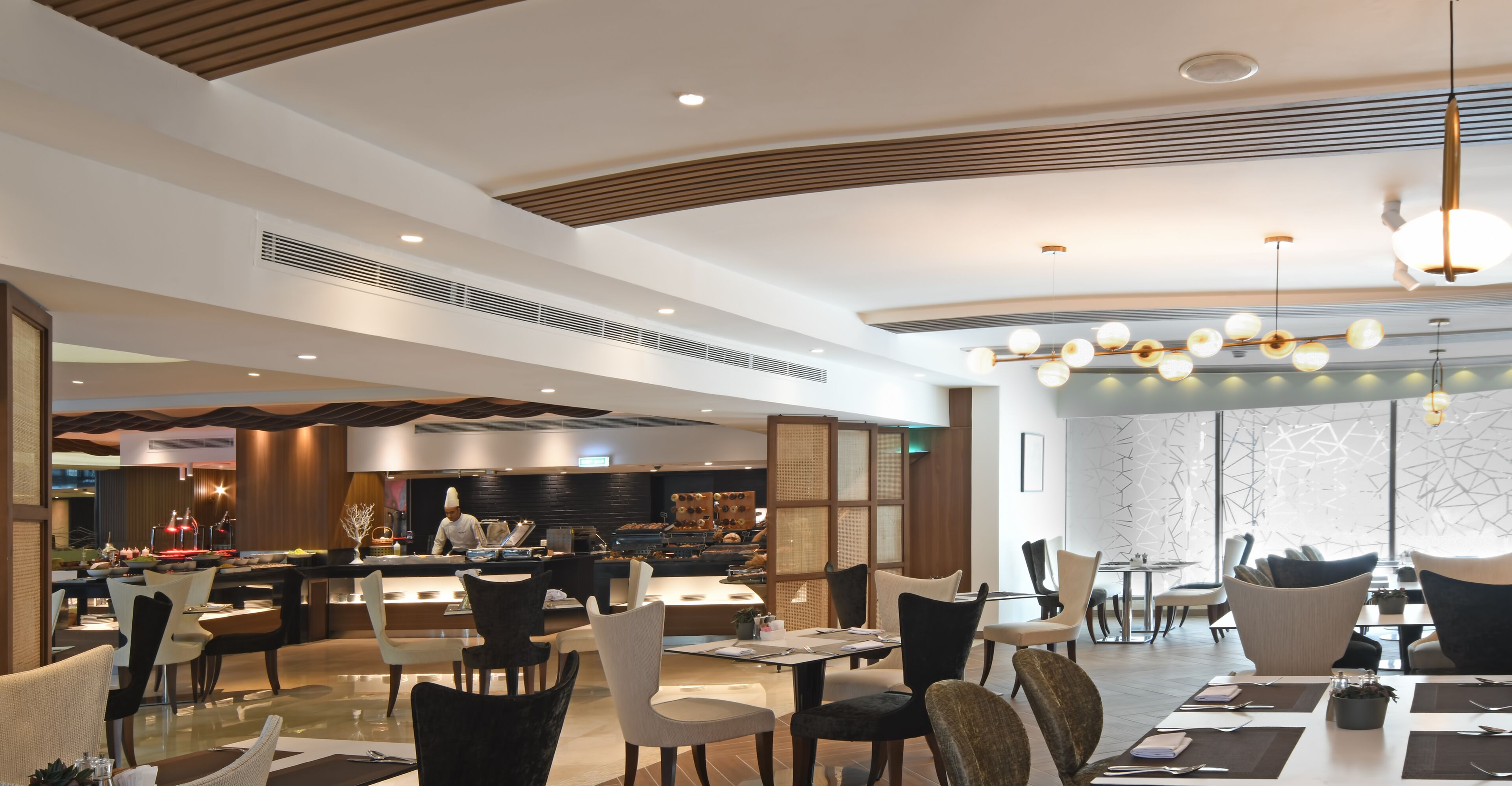 6 restaurants, dinner served, international cuisine