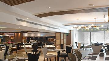 6 restaurantes; se sirven cenas y cocina internacional