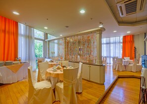 Daily buffet breakfast (EUR 9 per person)