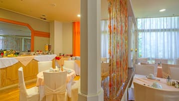 Desayuno buffet todos los días (con cargo)