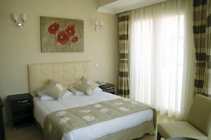 Deluxe-Doppel- oder -Zweibettzimmer | Betten mit Memory-Foam-Matratzen, Minibar, laptopgeeigneter Arbeitsplatz