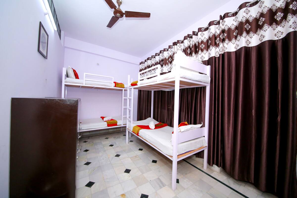 Shared Dormitory | In-room safe, free WiFi