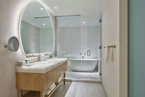 Grand kamer, 2 slaapkamers, uitzicht op bergen | Luxe beddengoed, pillowtop-bedden, een kluis op de kamer, een bureau