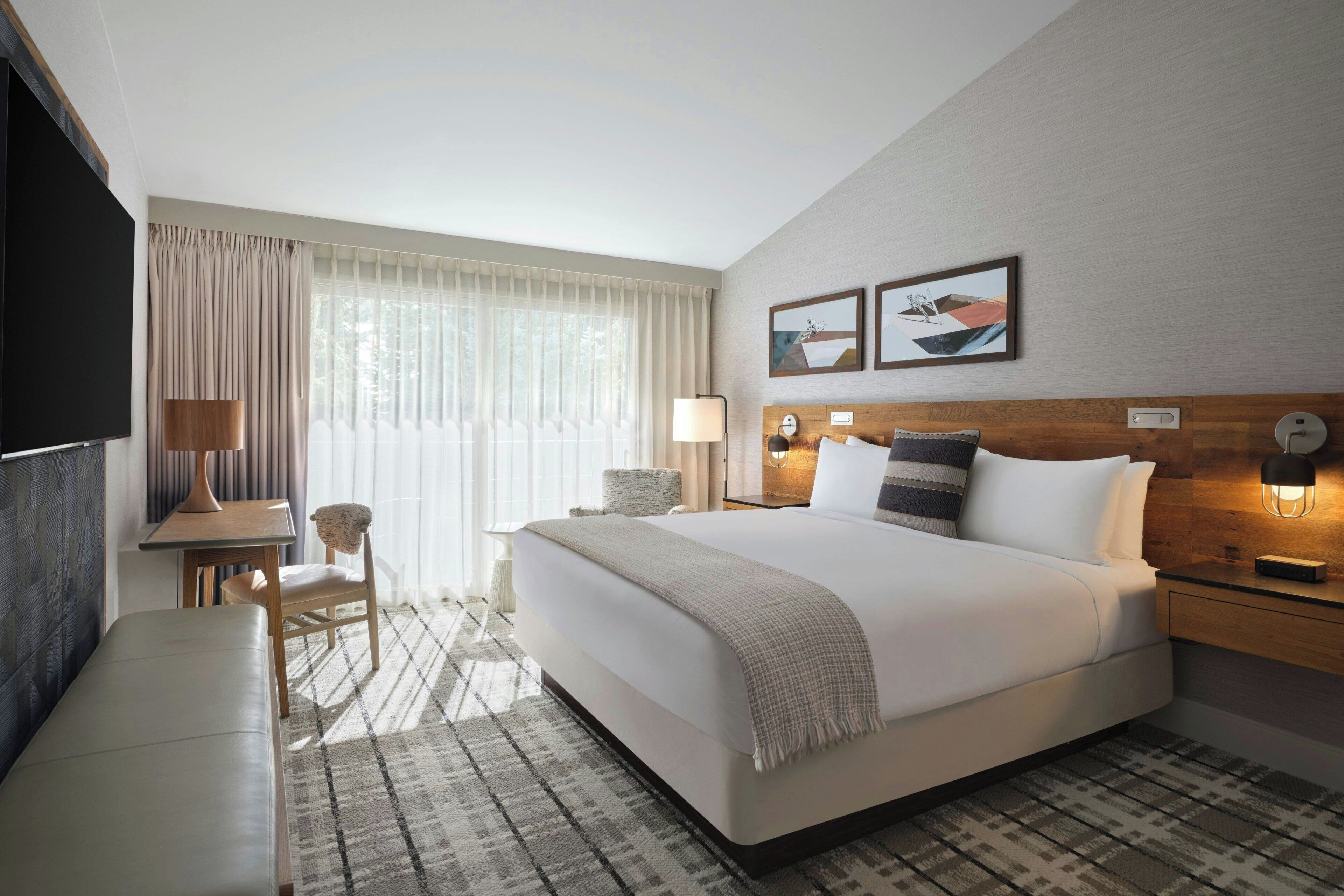 Classic Room, 1 King Bed | Premium bedding, pillowtop beds, in-room safe, desk
