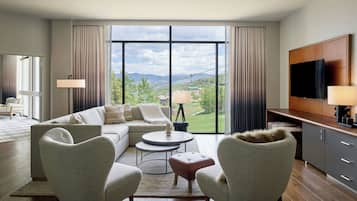 Suite, 1 Bedroom | Ruang tamu | 55 inci televisyen LCD dengan digital, TV, Netflix