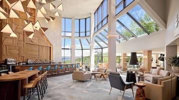 2 bars/lounges