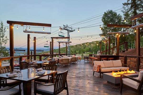 2 restaurants; breakfast, lunch, and dinner served