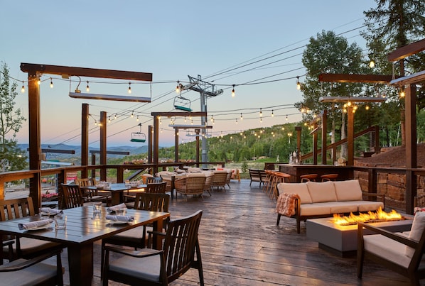 2 restaurants, breakfast, lunch, dinner served; American cuisine 