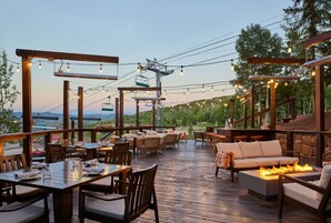 2 restaurantes; se sirve desayuno, almuerzo y cena; cocina americana