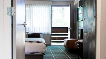 Quarto standard, 2 camas de casal | Cortinas blackout, ferros/tábuas de passar roupa, Wi-Fi de cortesia