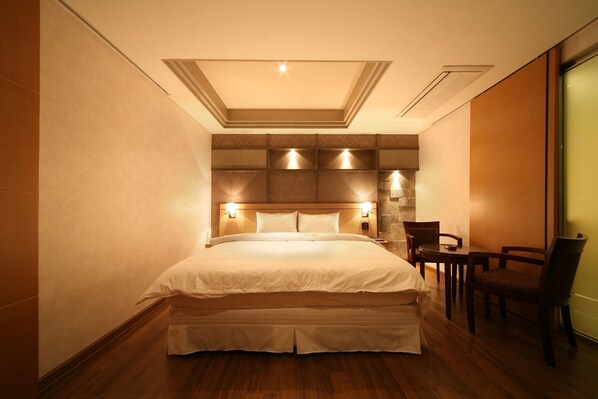 Quarto casal superior | Ferros/tábuas de passar roupa, Wi-Fi de cortesia