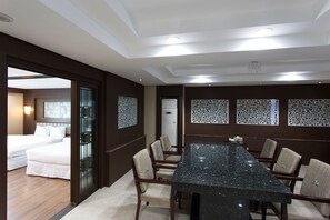 Suite presidencial | Servicio de comidas en la habitación