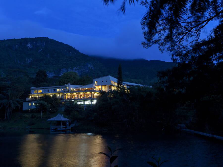 Boendets fasad - kväll/natt