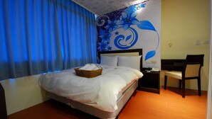 A hotel room with a bed, a desk, and a chair. - Happiness Inn (Taipei)