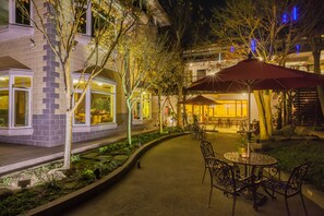 Fachada de la propiedad por la tarde o noche