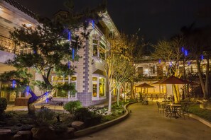 Fassade der Unterkunft – Abend/Nacht