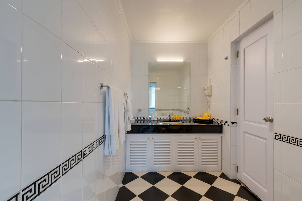 shower, rainfall showerhead, free toiletries, hair dryer