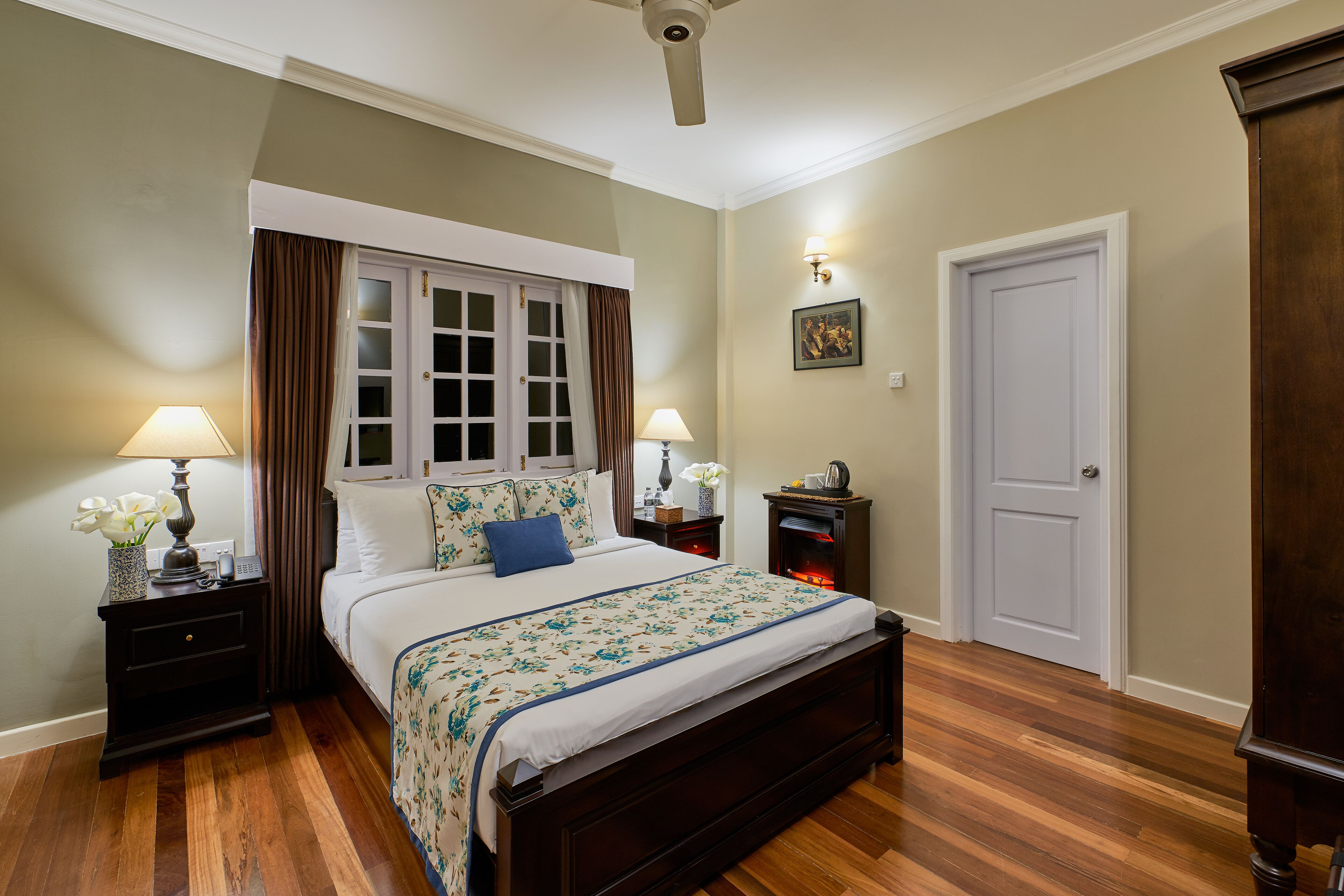 deluxe room | 1 bedroom, premium bedding, minibar, in-room safe