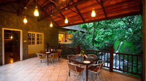 Breakfast and dinner served