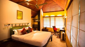 Luxury Studio | Premium bedding, in-room safe, individually decorated, desk