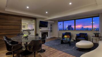 Suite Royal | Living area | 60-inch Smart TV with digital channels, TV