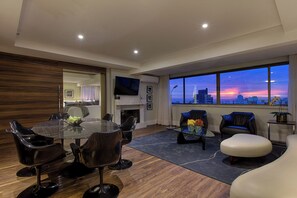 Suite Royal | Oppholdsområde | En 60-tommers smart-TV med digitale kanaler samt TV