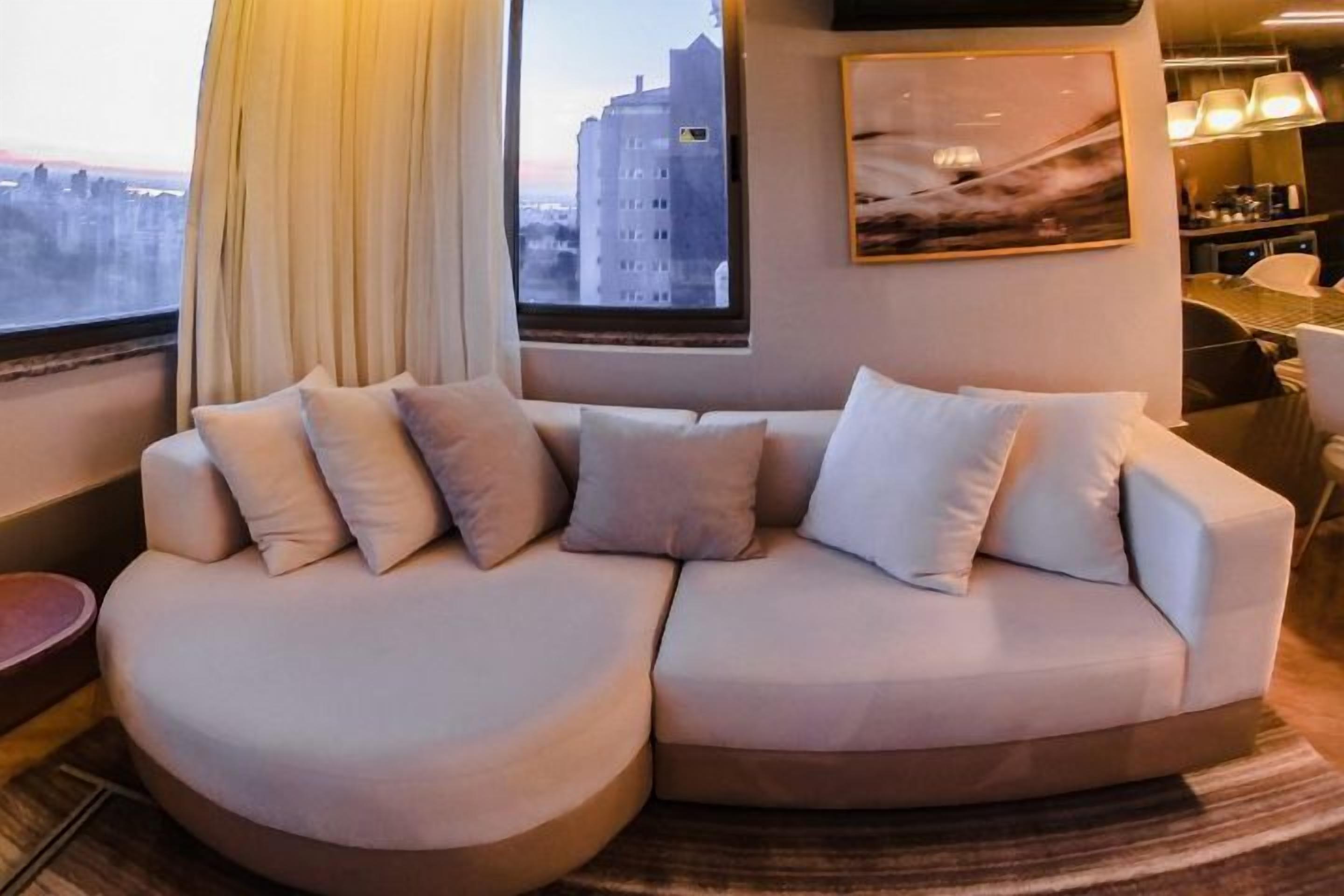 suite luxo | living area | 60-inch smart tv with digital channels, tv