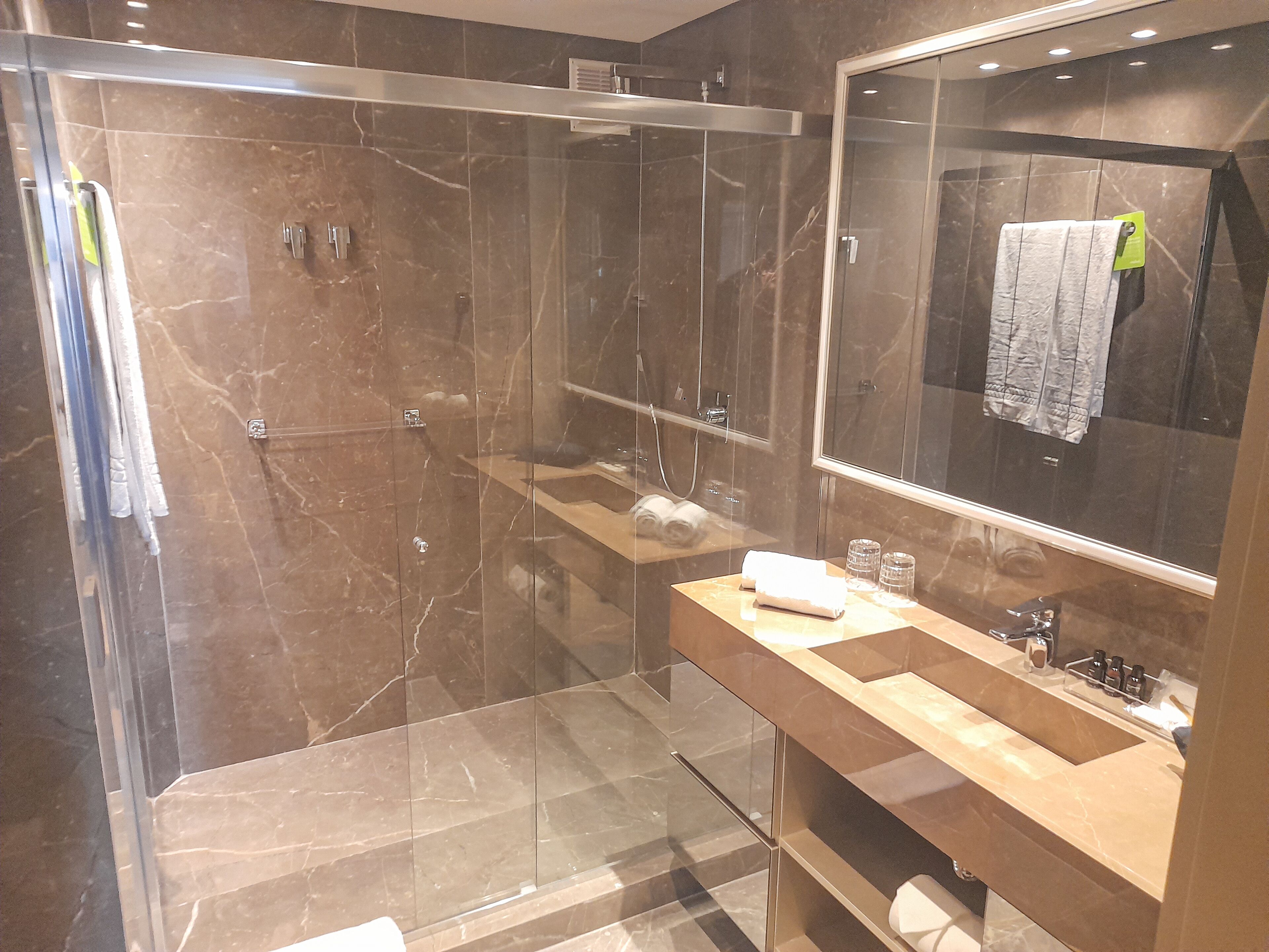 suite luxo | bathroom | shower, rainfall showerhead, free toiletries, hair dryer