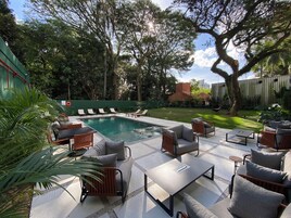 Una piscina al aire libre