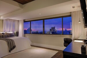 Suite Royal | Minibar, in-room safe, desk, laptop workspace