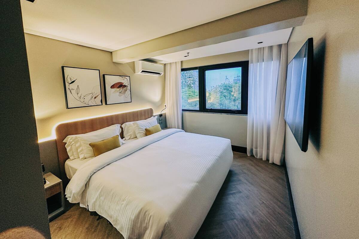 Minibar, caja de seguridad en la habitación y escritorio 