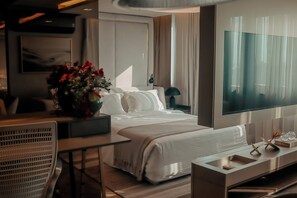 Suite Luxo | Minibar, safe på rommet, skrivebord og skrivebord for bærbar PC