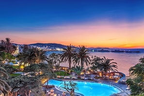 Outdoor pool, pool umbrellas, sun loungers