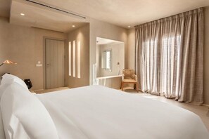  ミニバー、セーフティボックス (室内)、遮光カーテン、WiFi (無料)