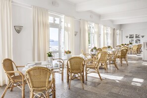 Déjeuner et dîner servis sur place, vue sur la piscine