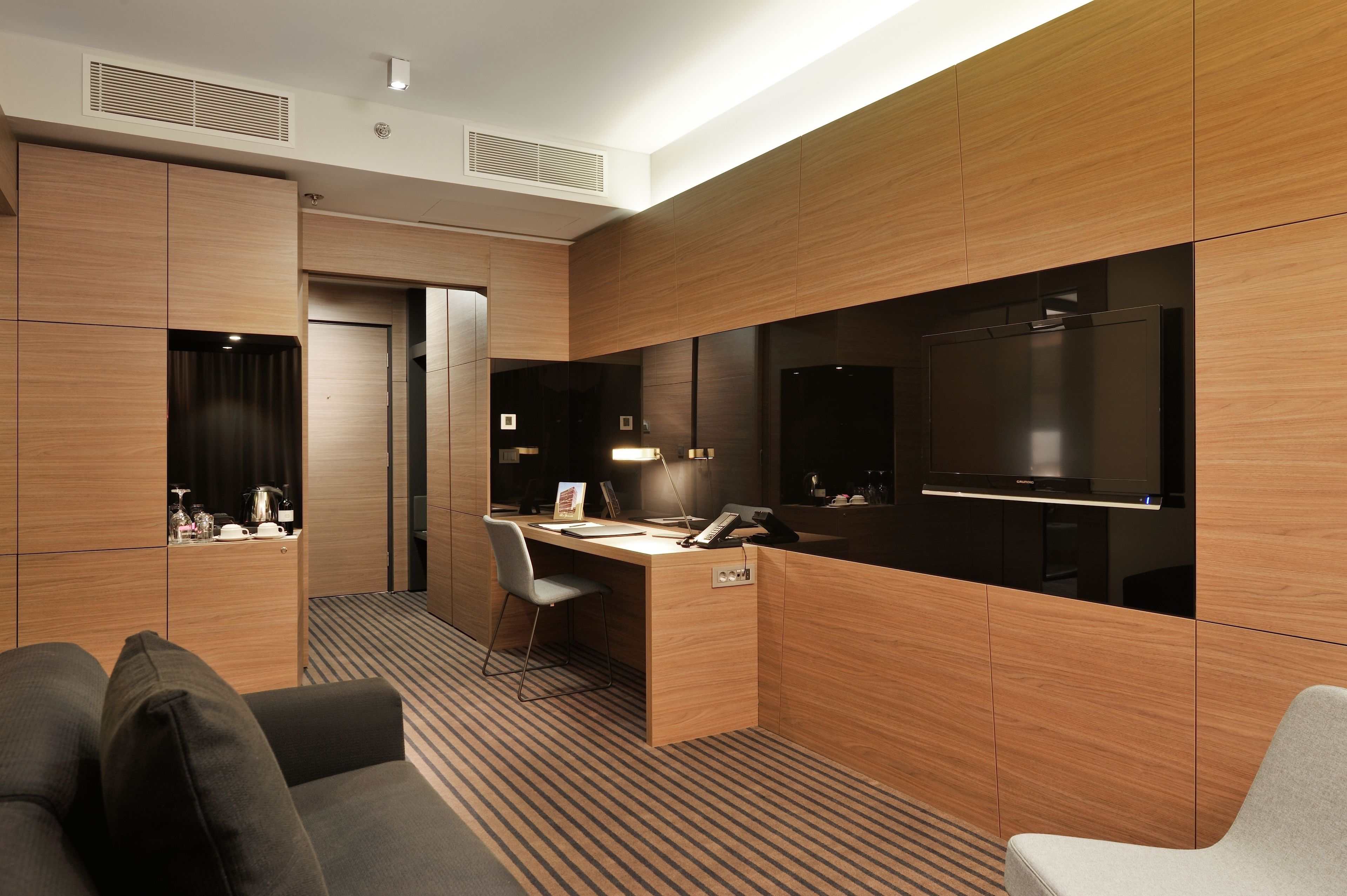 junior suite, 1 king bed | living room | tv