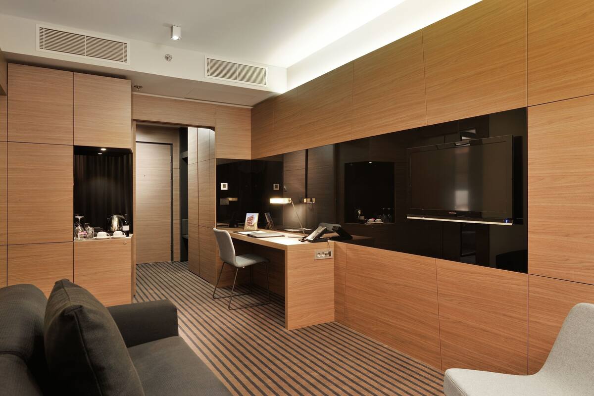 junior suite, 1 king bed | living room | tv