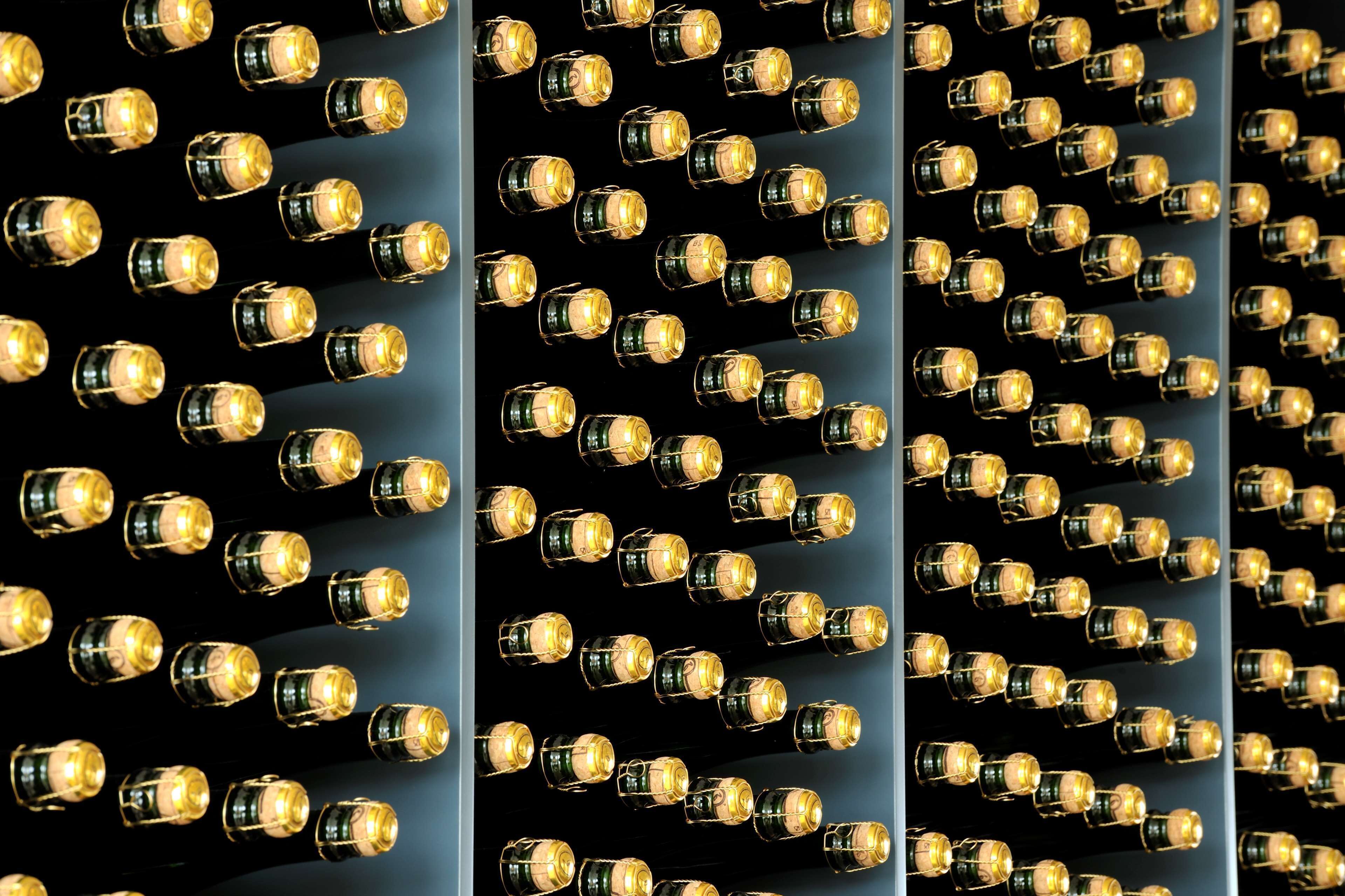 Un mur composé d’ampoules disposées selon un motif en réseau.