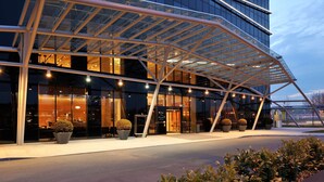 A modern hotel with a glass facade, a covered entrance, and a well-lit exterior. - Radisson Blu Plaza Hotel Ljubljana (Ljubljana)