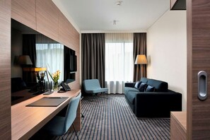 Minibar, safe på rommet, skrivebord og blendingsgardiner