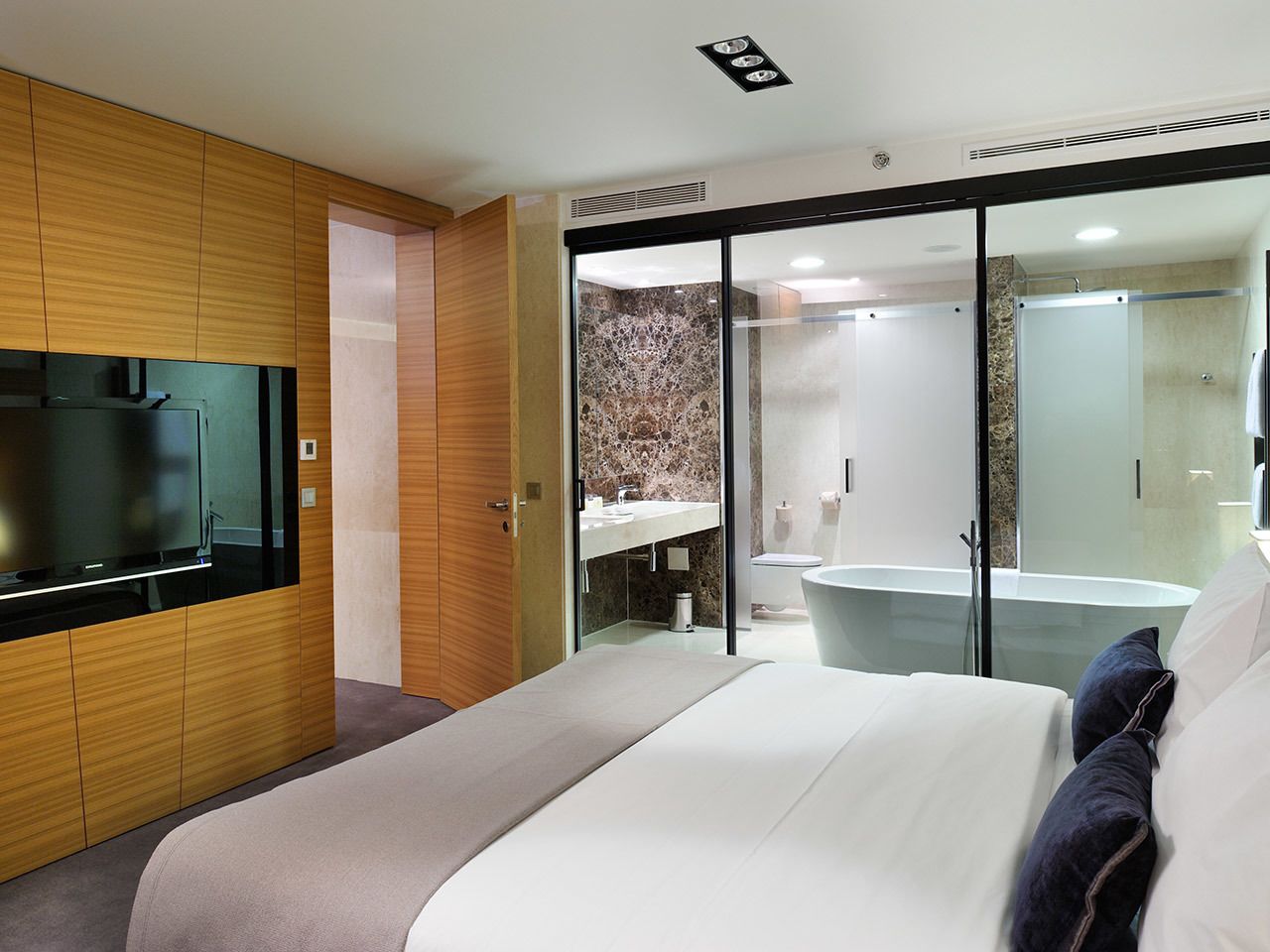 suite, 1 bedroom | living area | tv