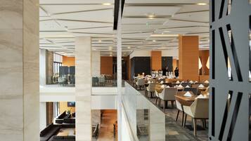 Se sirven desayunos, comidas, cenas y cocina internacional